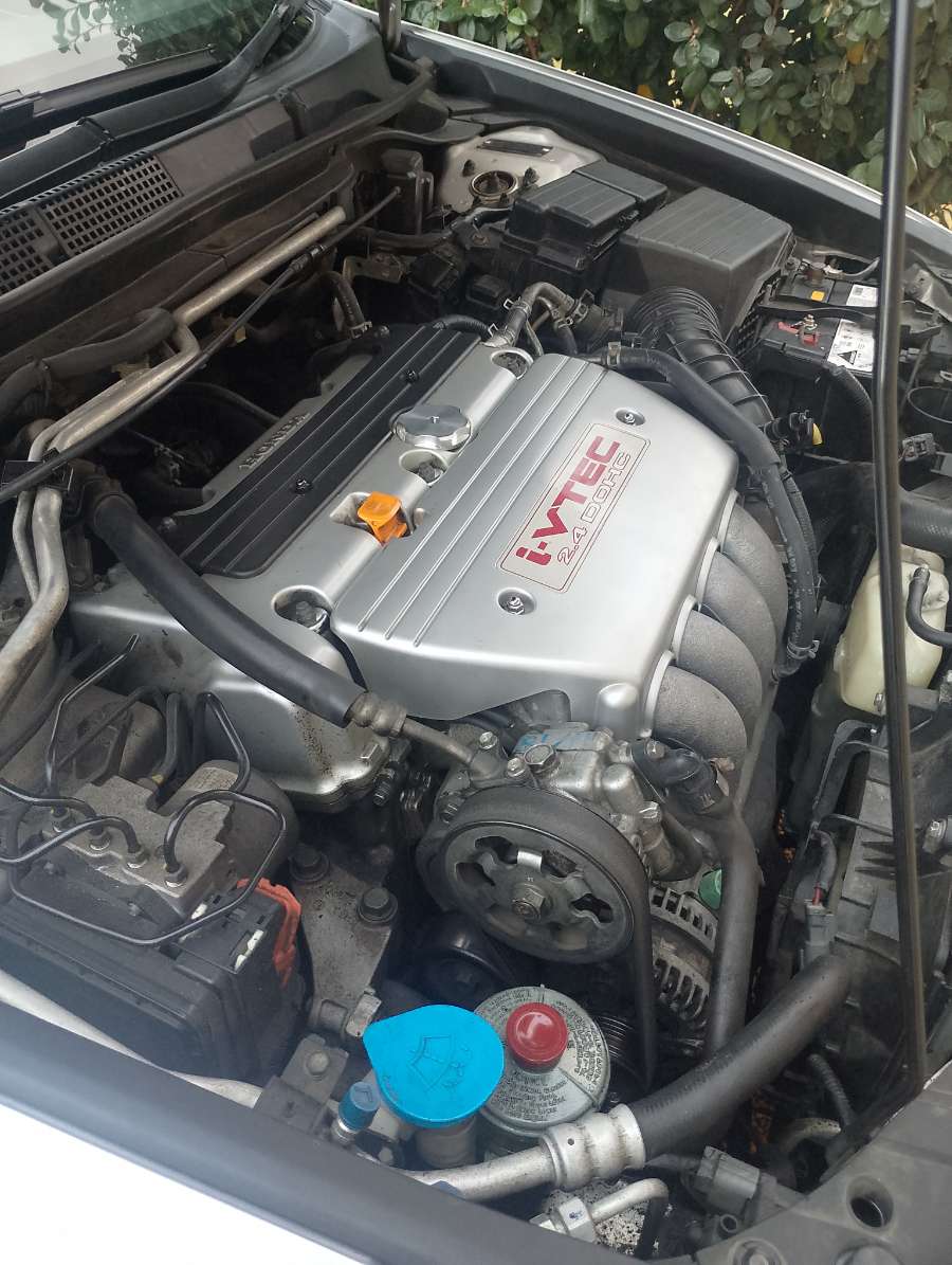 Oil filler cap installed on a Honda i-VTEC engine